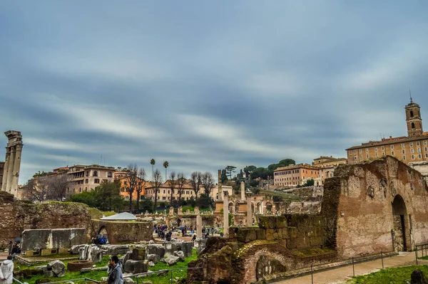 Roma 'daki antik ve eski Roma Forumunun kalıntıları İtalya Avrupa
