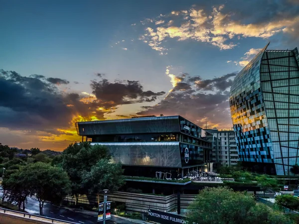 Johannesburg, Güney Afrika - Ocak 120: Gün batımında Sandton ofislerinin HDR fotoğrafı. Johannesburg 'un mali merkezinde Sandton.