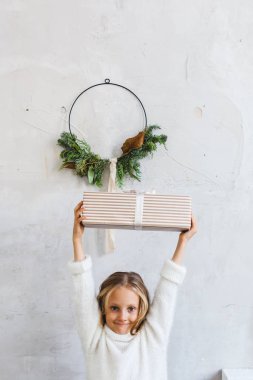 Kız hediyeleri, yeni yıl ve Noel için iç dekorasyon.