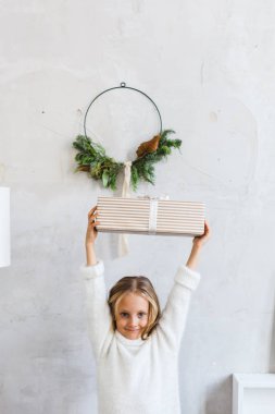 Kız hediyeleri, yeni yıl ve Noel için iç dekorasyon.
