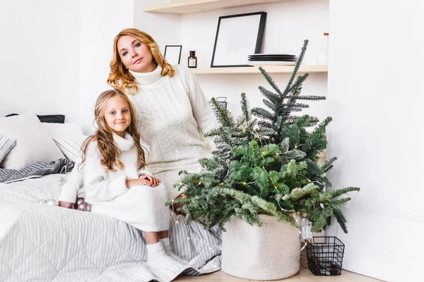 Девушка с матерью возле елки, интерьер украшен к Новому году и Рождеству, семья и радость, традиции — стоковое фото