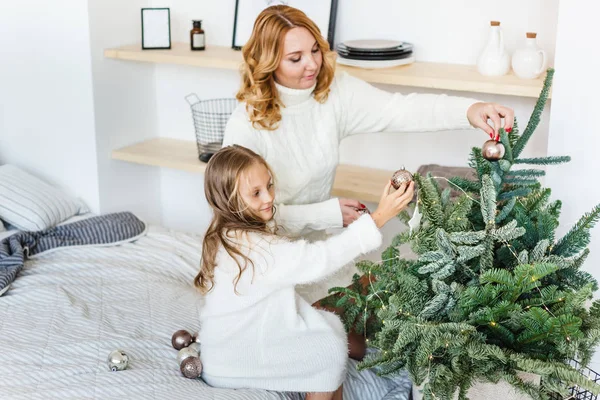 Une fille avec sa mère près du sapin de Noël, l'intérieur décoré pour la nouvelle année et Noël, famille et joie, traditions — Photo