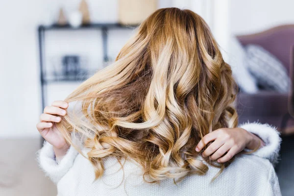 A menina abraça sua mãe e a segura pelo cabelo — Fotografia de Stock