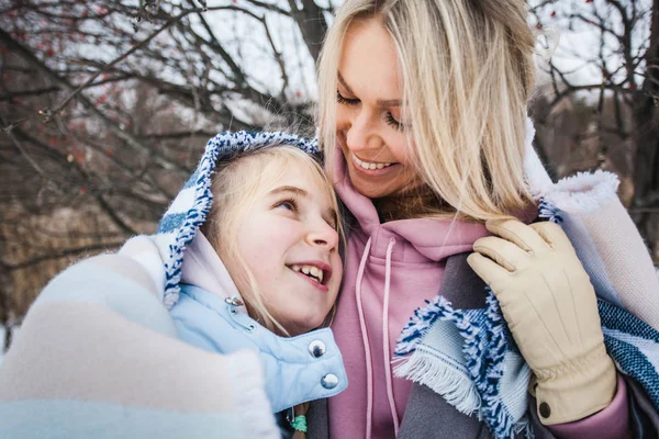 Mother and daughter on a winter walk, wrapped in a blanket, forest, field, winter — 스톡 사진