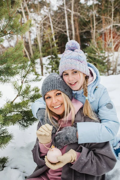 Mother and daughter walking in the winter forest, winter tree, garland, holiday in the forest — Stock Photo, Image