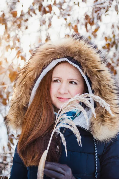 Dívka evropského vzhledu na procházce v zimním lese, Park, zima a sníh, zdraví, zimní oblečení, bunda — Stock fotografie