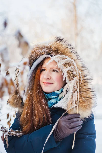 Dívka evropského vzhledu na procházce v zimním lese, Park, zima a sníh, zdraví, zimní oblečení, bunda — Stock fotografie