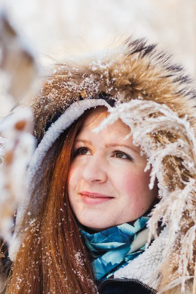 Dívka evropského vzhledu na procházce v zimním lese, Park, zima a sníh, zdraví, zimní oblečení, bunda — Stock fotografie