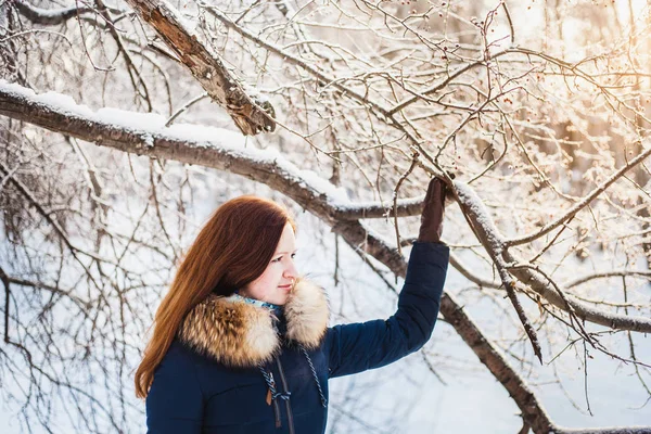 Dívka evropského vzhledu na procházce v zimním lese, Park, zima a sníh, zdraví, zimní oblečení, bunda — Stock fotografie