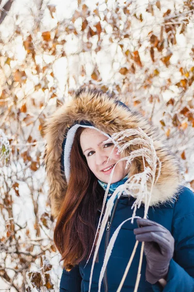 Dívka evropského vzhledu na procházce v zimním lese, Park, zima a sníh, zdraví, zimní oblečení, bunda — Stock fotografie