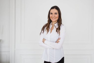 Bir kadın, kendi başına çalışan bir serbest çalışan ya da menajerdir.