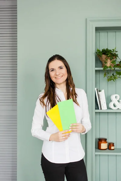 The girl holding the envelope, surprise, information, email, tax, gift — ストック写真