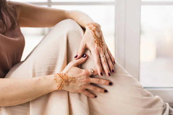 Hands with henna pattern, wedding preparation, henna body decoration, tradition, yoga spiritual development — ストック写真