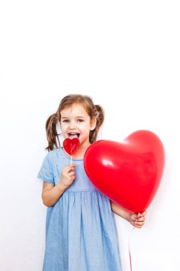 Sevgililer günü hediyesi olarak güzel kırmızı bir kalp şeklinde balon tutan küçük bir kız ve kalp şeklinde bir lolipop, sevgililer günü, sevgililer günü, aile ve kalp şeklinde