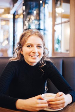 Kafedeki kız, öğrenci ya da müdür, arkadaşıyla buluşuyor.