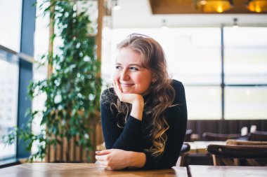 Kafedeki kız, öğrenci ya da müdür, arkadaşıyla buluşuyor.