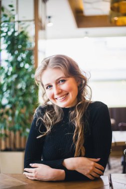 Kafedeki kız, öğrenci ya da müdür, arkadaşıyla buluşuyor.