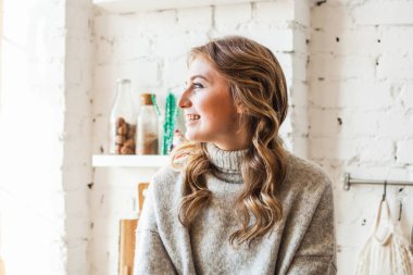 Avrupa görünümlü bir kız mutfakta oturuyor, yemek yapıyor, kahve yapıyor...