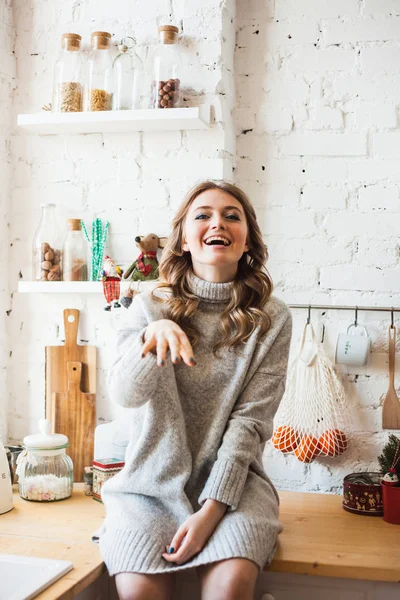 European-looking girl sitting in the kitchen, cooking, coffee and tea — 스톡 사진