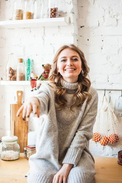 European-looking girl sitting in the kitchen, cooking, coffee and tea — 스톡 사진