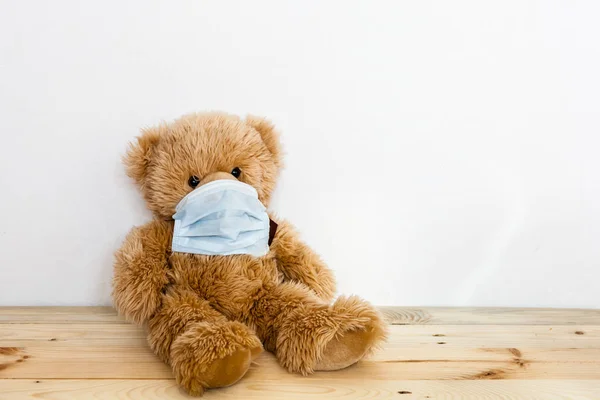Bear sick, infection, virus, coronovirus, 2019-nCoV, toy bear sick, virus and cold mask, treatment of toys and people, epidemic — 스톡 사진