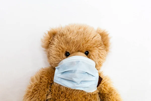 Bear sick, infection, virus, coronovirus, 2019-nCoV, toy bear sick, virus and cold mask, treatment of toys and people, epidemic — Stock Photo, Image