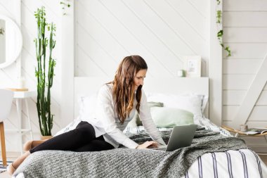 Bilgisayarda çalışan kadın, serbest çalışan ya da yönetici, serbest çalışan, iş yapan.