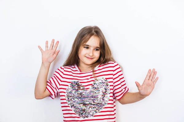 Meisje van Europese verschijning op een witte achtergrond in een t-shirt met een hart, Valentijnsdag, hart, minnaars, liefde en familie — Stockfoto