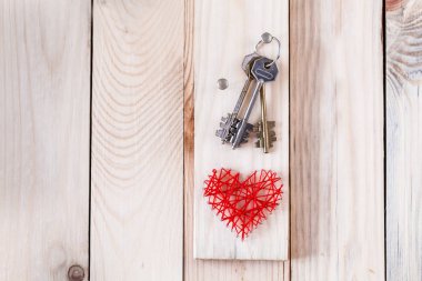 Ahşap ipliklerden, çivilerden, anahtarlardan, iç dekorasyondan yapılmış hizmetçi, kendi ellerinle, evinle, 14 Şubat Sevgililer Günü 'nde