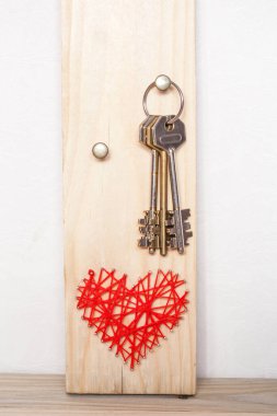 Ahşap ipliklerden, çivilerden, anahtarlardan, iç dekorasyondan yapılmış hizmetçi, kendi ellerinle, evinle, 14 Şubat Sevgililer Günü 'nde