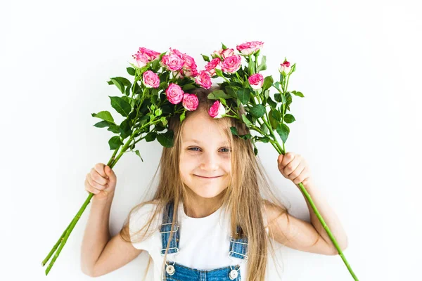 Uma Menina Aparência Europeia Com Longos Cabelos Loiros Sorrindo Emoções — Fotografia de Stock