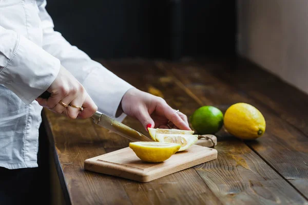 Junta Con Limón Lima Para Cortar Rodajas Preparación Para Cocinar — Foto de Stock