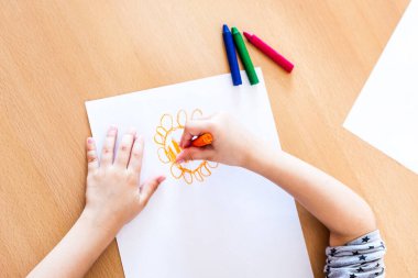 Çocukların yaratıcılığı, kağıt üzerinde pastel boyalı resimler, karantina, evde zaman, çocuk gelişimi, yaratıcı beceriler, çocuk çizimi, anne ve aile