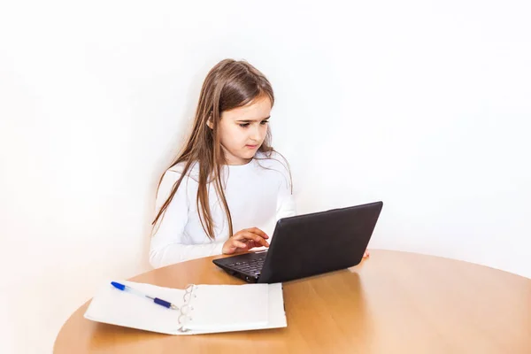 Girl Quarantine Does Homework Using Laptop Tablet Internet Studying Material — Stock Photo, Image