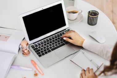 Laptop, Menajer, Serbest Çalışan Kız, İnternet Kullanımı