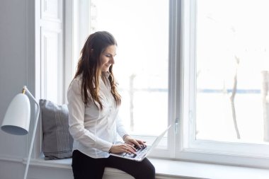 Laptop, Menajer, Serbest Çalışan Kız, İnternet Kullanımı