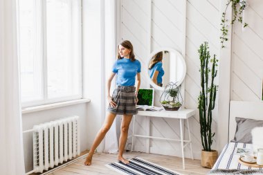 İç mekanda bir kızın portresi, iç mekanda floraryalar, iç çözümler, iş ve ev.