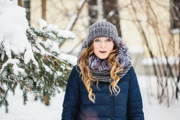 Una Chica Aspecto Europeo Pasea Por Parque Bosque Invierno Nieve — Foto de Stock