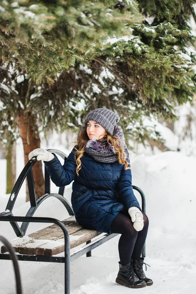 Дівчинка Європейського Вигляду Ходить Парку Лісі Зимі Снігу Одягнена Теплий — стокове фото