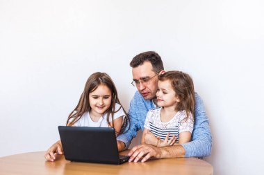 Baba ve kızı internet üzerinden büyükanneleri ve akrabalarıyla iletişim kuruyor, uzaktan, uzaktan, teknoloji, koronavirüs, ev,