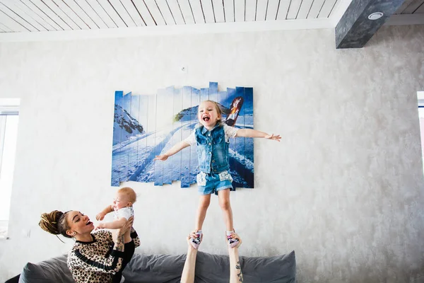 Moeder Speelt Met Haar Zoon Bank Huis Prachtig Modern Interieur — Stockfoto