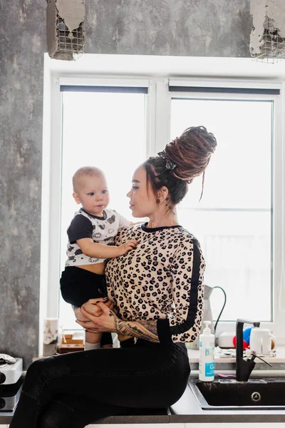 Kleine Jongen Met Moeder Communicatie Spelletjes Ontwikkeling Zelfzorg Liefde Familie — Stockfoto