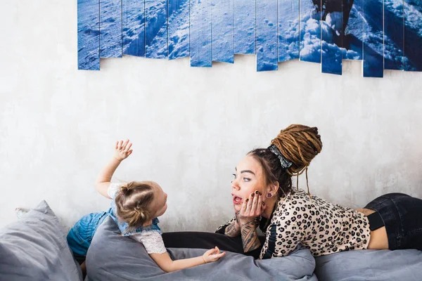 Petite Fille Avec Mère Jeux Communication Développement Auto Soin Amour — Photo