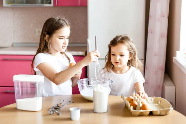 Zusters Bereiden Ontbijt Gebak Bloem Melk Eieren Pannenkoeken Een Kom — Stockfoto