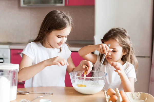 Zusters Bereiden Ontbijt Gebak Bloem Melk Eieren Pannenkoeken Een Kom — Stockfoto