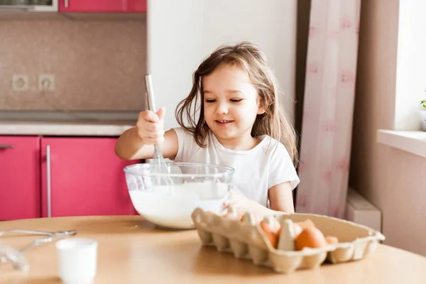 Menina Preparar Café Manhã Assar Mexer Uma Tigela Farinha Leite — Fotografia de Stock