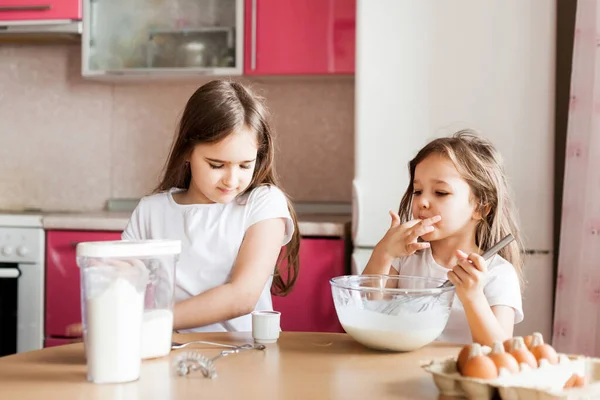 Zusters Bereiden Ontbijt Gebak Bloem Melk Eieren Pannenkoeken Een Kom — Stockfoto