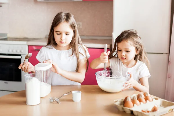 Zusters Bereiden Ontbijt Gebak Bloem Melk Eieren Pannenkoeken Een Kom — Stockfoto