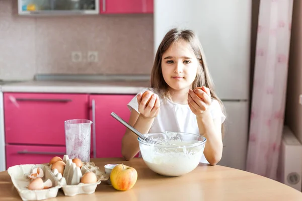 Meisje Bereiden Ontbijt Bakken Roeren Een Kom Bloem Melk Eieren — Stockfoto