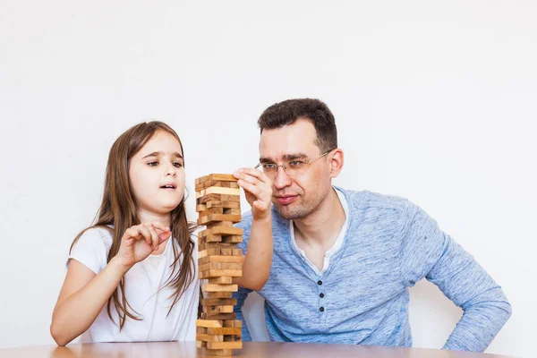 Tyttö Isä Pelata Peliä Kotona Maksaa Torni Lohkojen Kuutiot Jenga — kuvapankkivalokuva